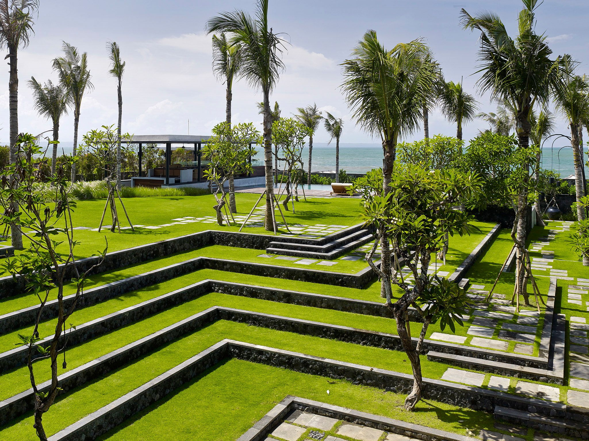 Arnalaya Beach House - Terraced garden