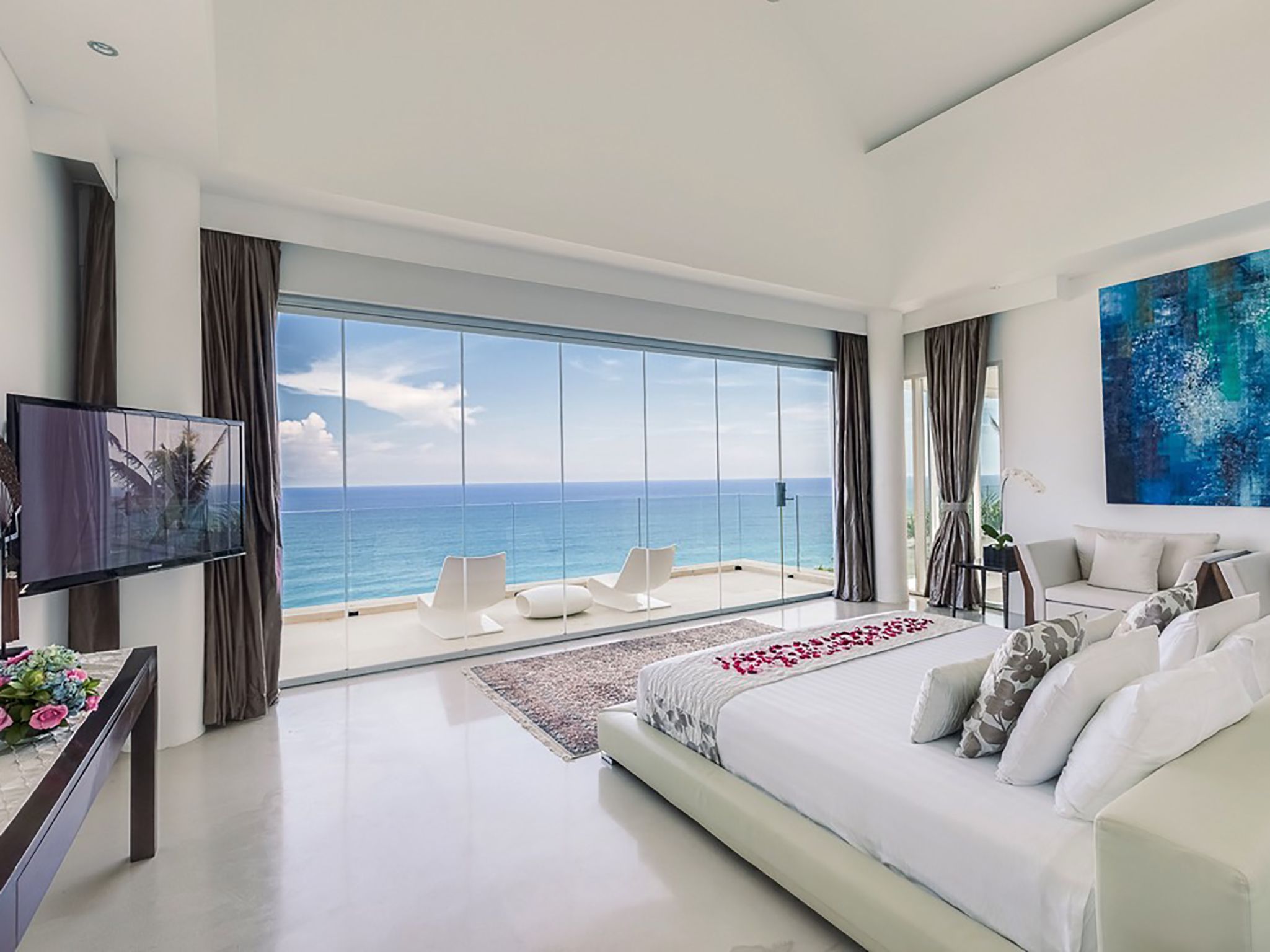 Grand Cliff Front Residence - Bedroom sea view TV