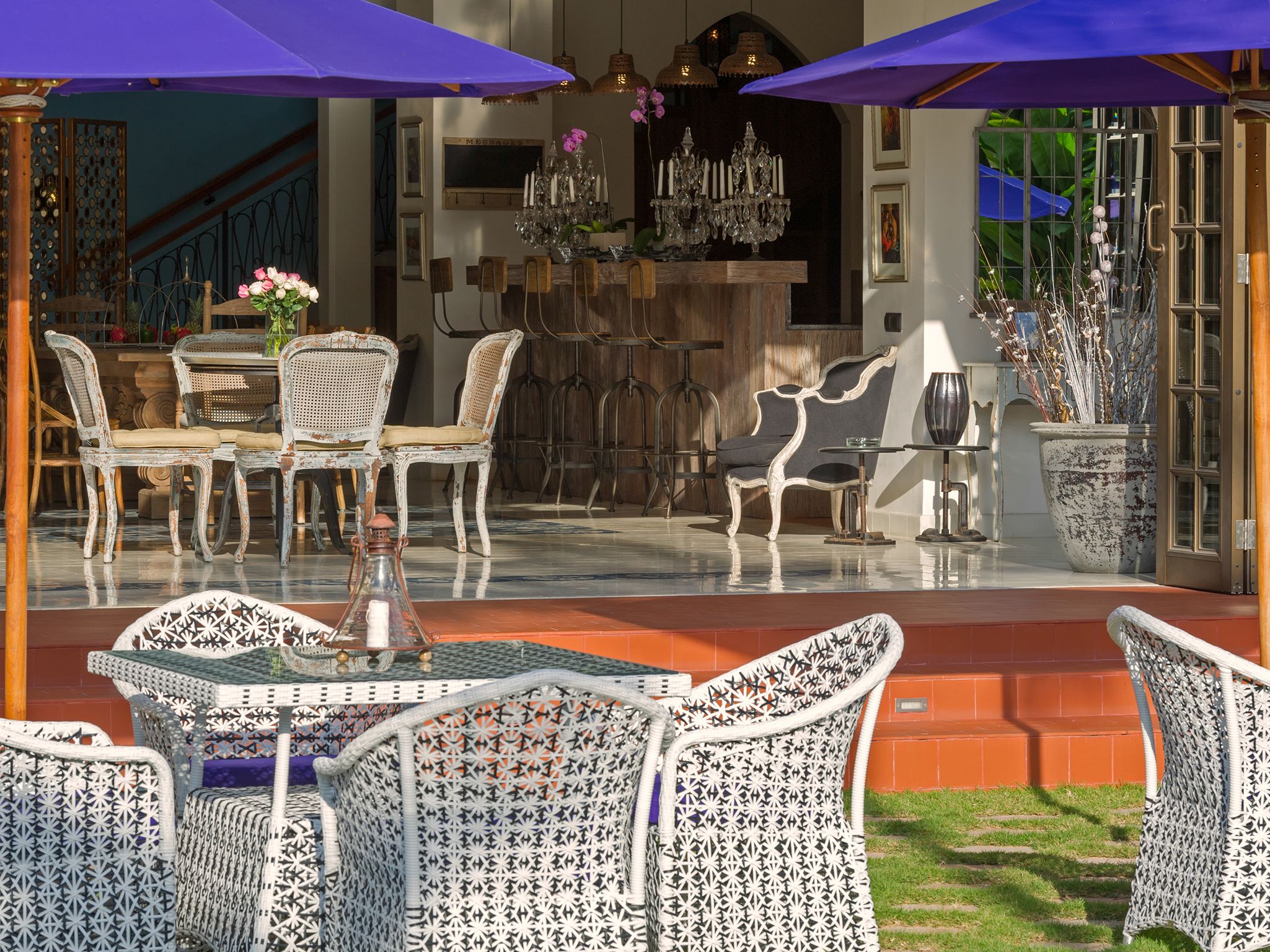 Villa Sayang d'Amour - Bar dining near the garden
