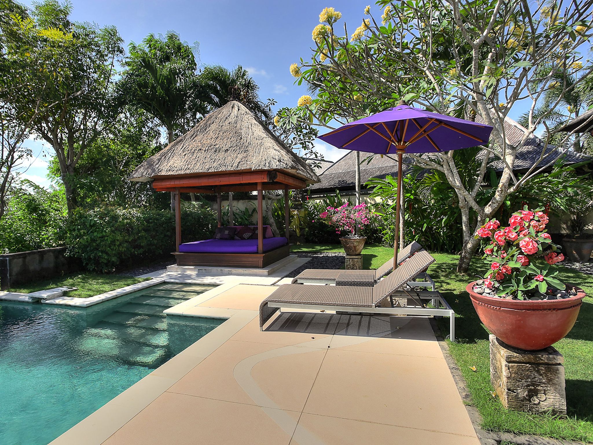 Villa Bulan Madu - Pool and garden