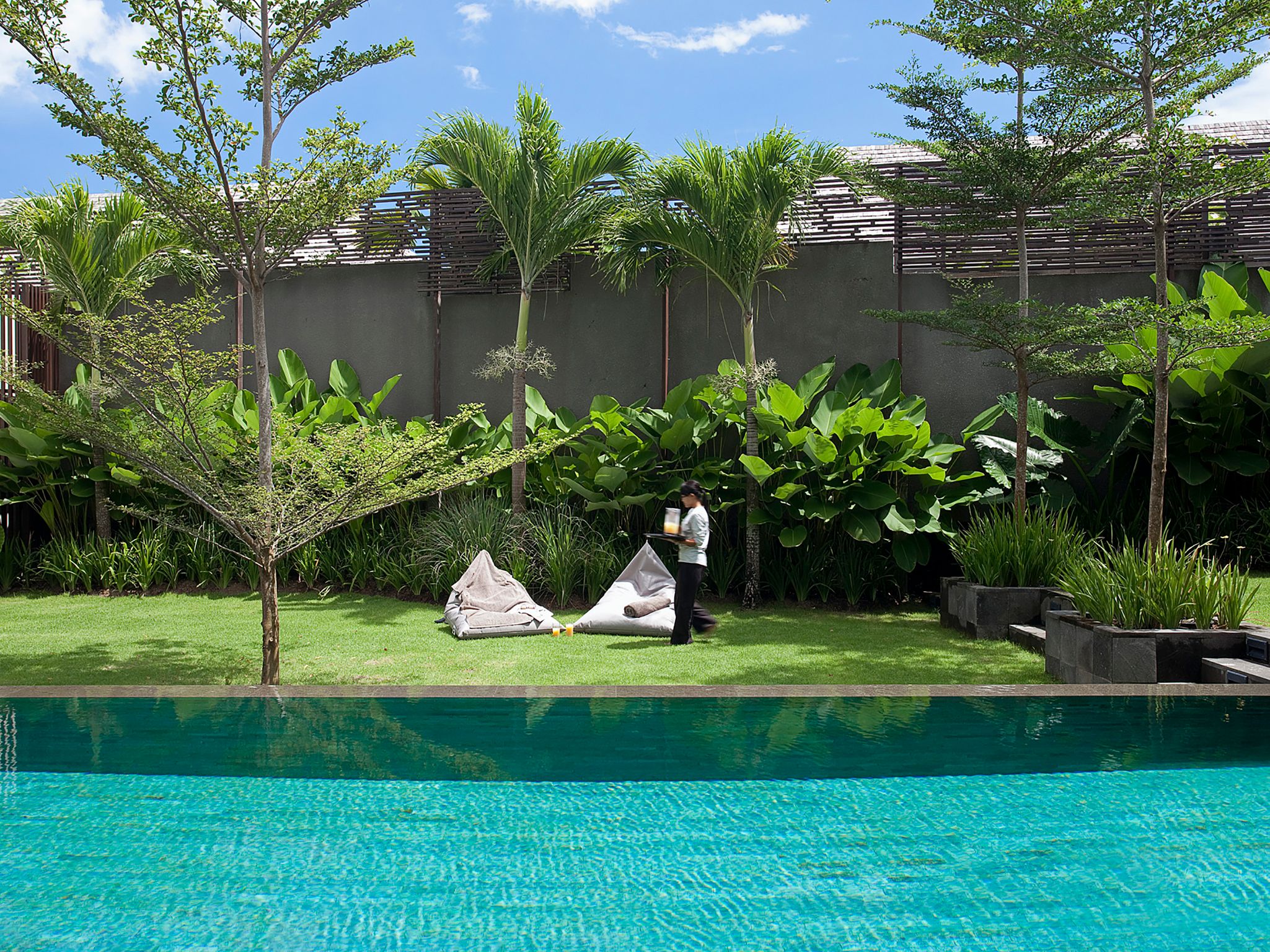 Villa Issi - Pool and lawn