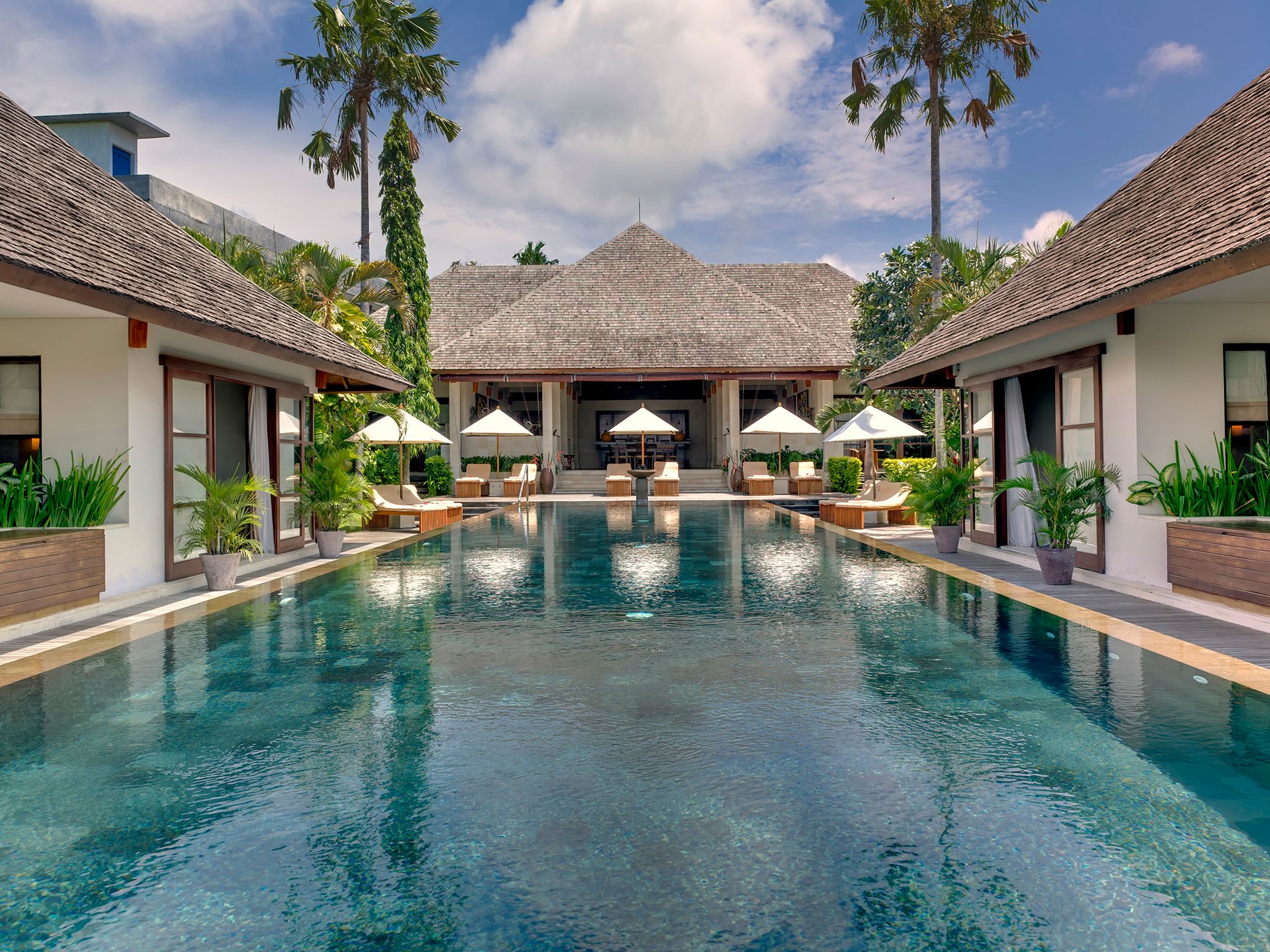 Villa Mandalay - Pool and villa