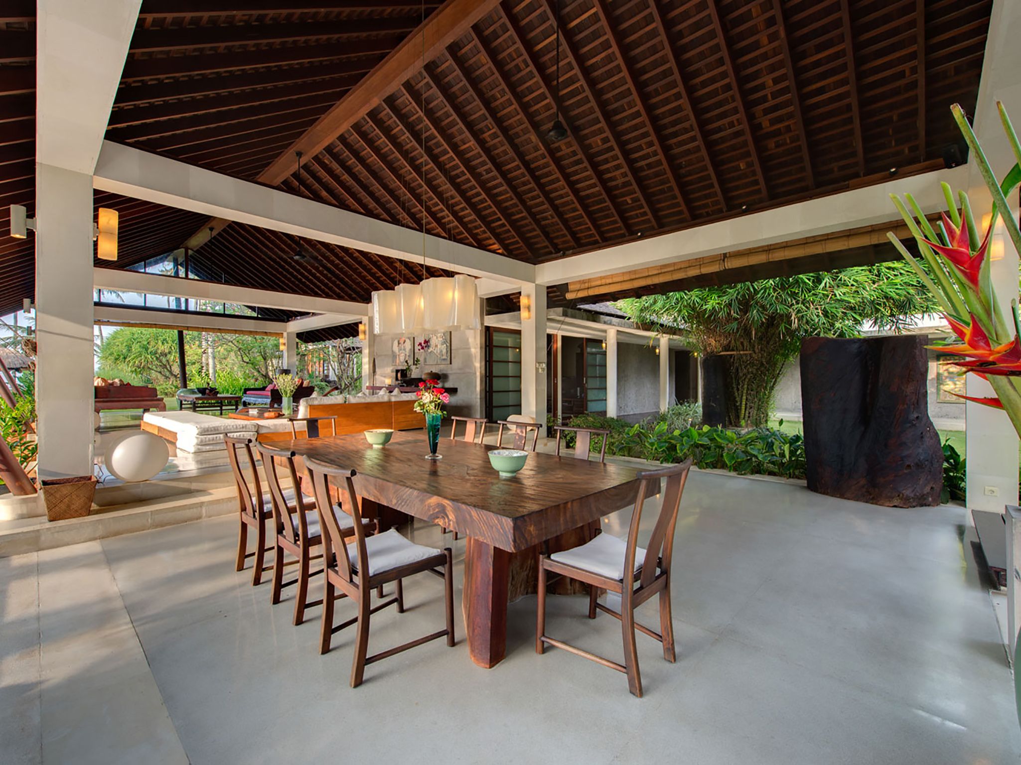 Villa Samadhana - Dining and living during the day